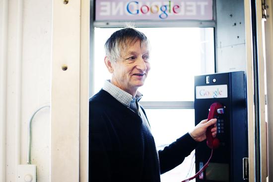 2014年加入谷歌的人工智能專家杰弗里·辛頓。上世紀80年代，他和哈佛大學神經生物學博士特里·謝伊諾斯基一同證明了明斯基的預言是錯誤的。