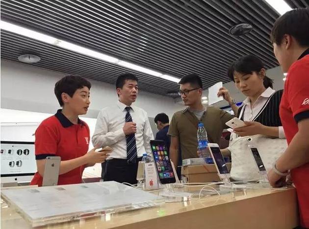 杜鵑身著一身導購員的紅色統一服裝，意外現身北京國美馬甸店，化身導購員的身份在門店服務。